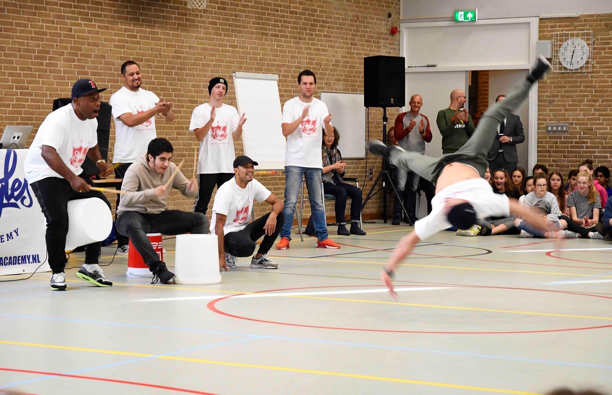 Leerlingen ontdekken Breakdance tijdens een schoolworkshop