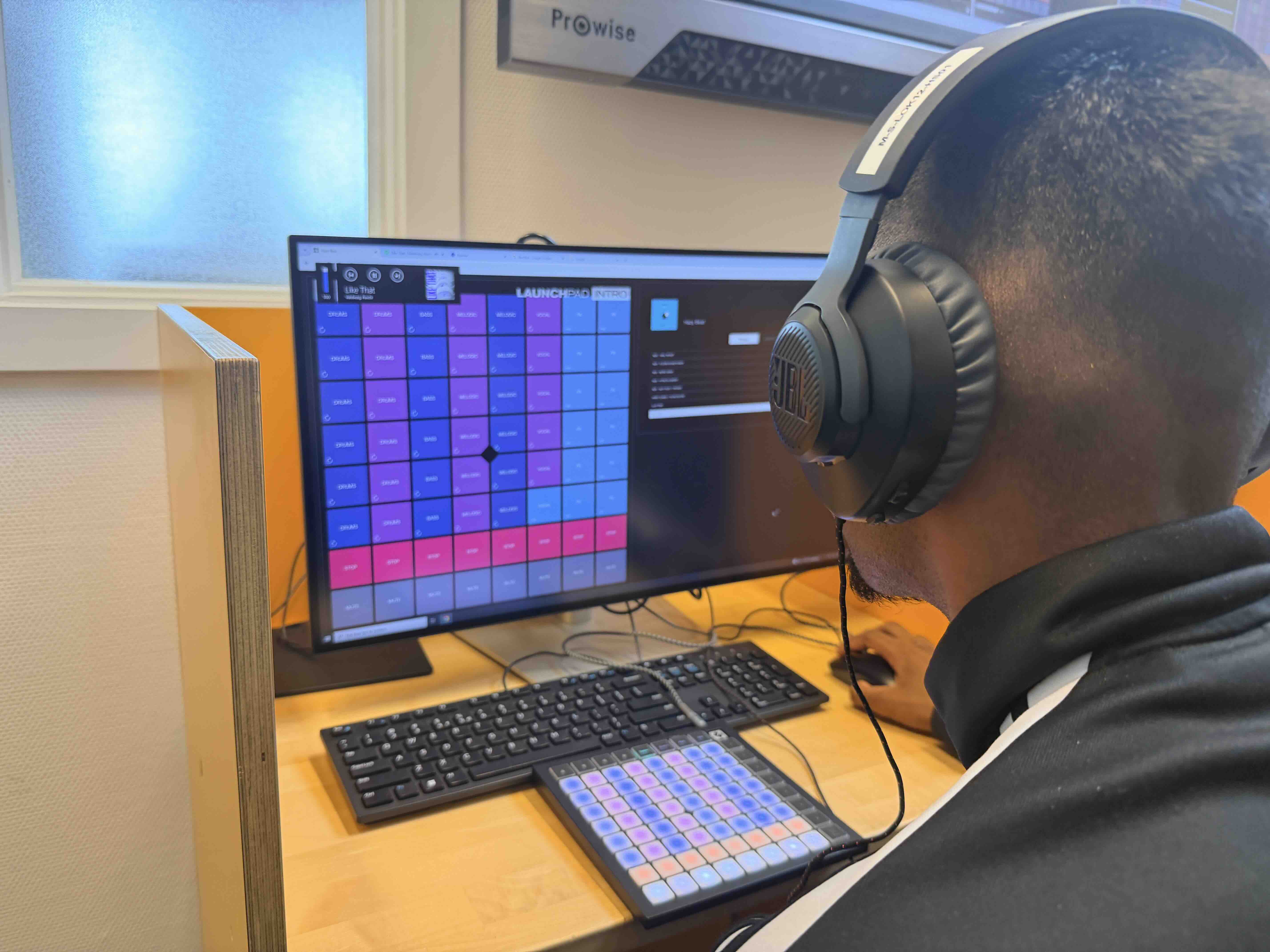 Leerlingen maken hun eigen beat tijdens een Beatmaking en Producing workshop van STYLES Company