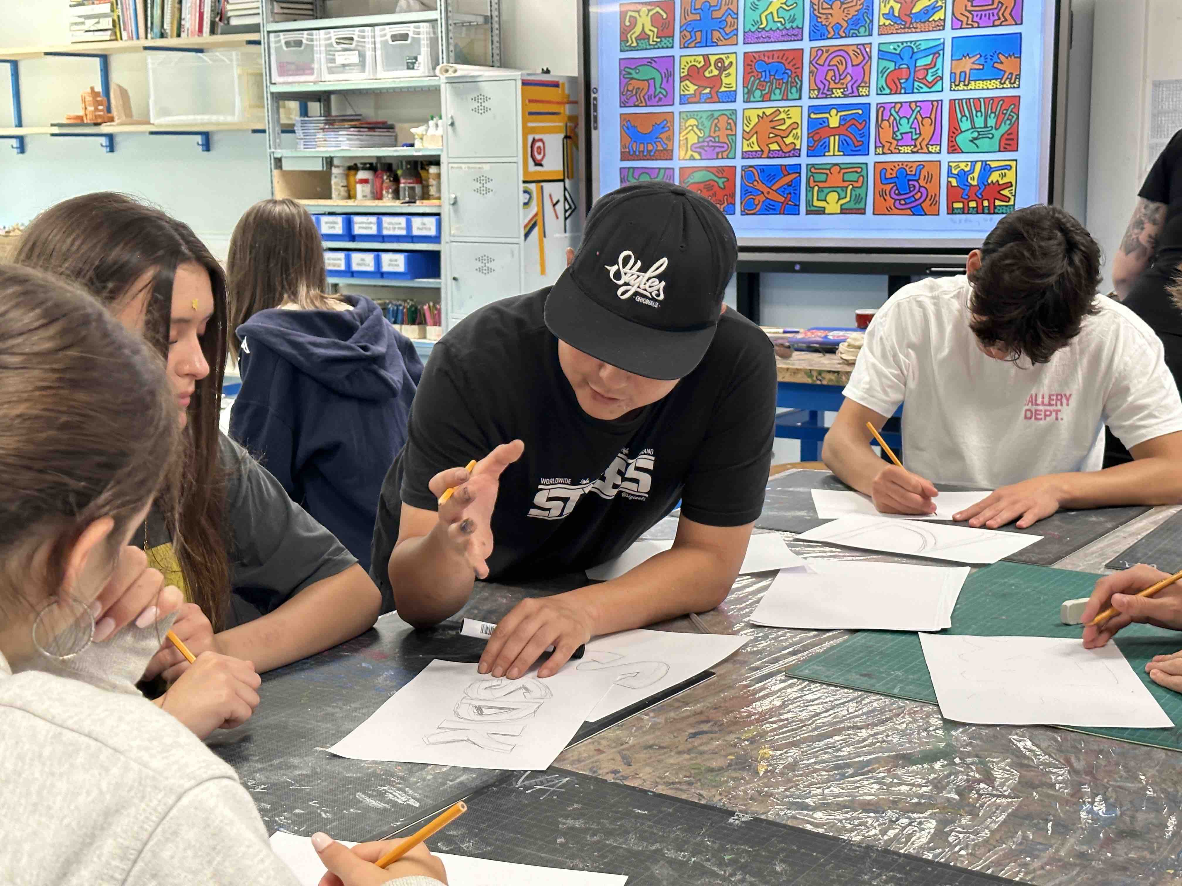 Leerlingen krijgen begeleiding bij het ontwerpen van graffiti letters