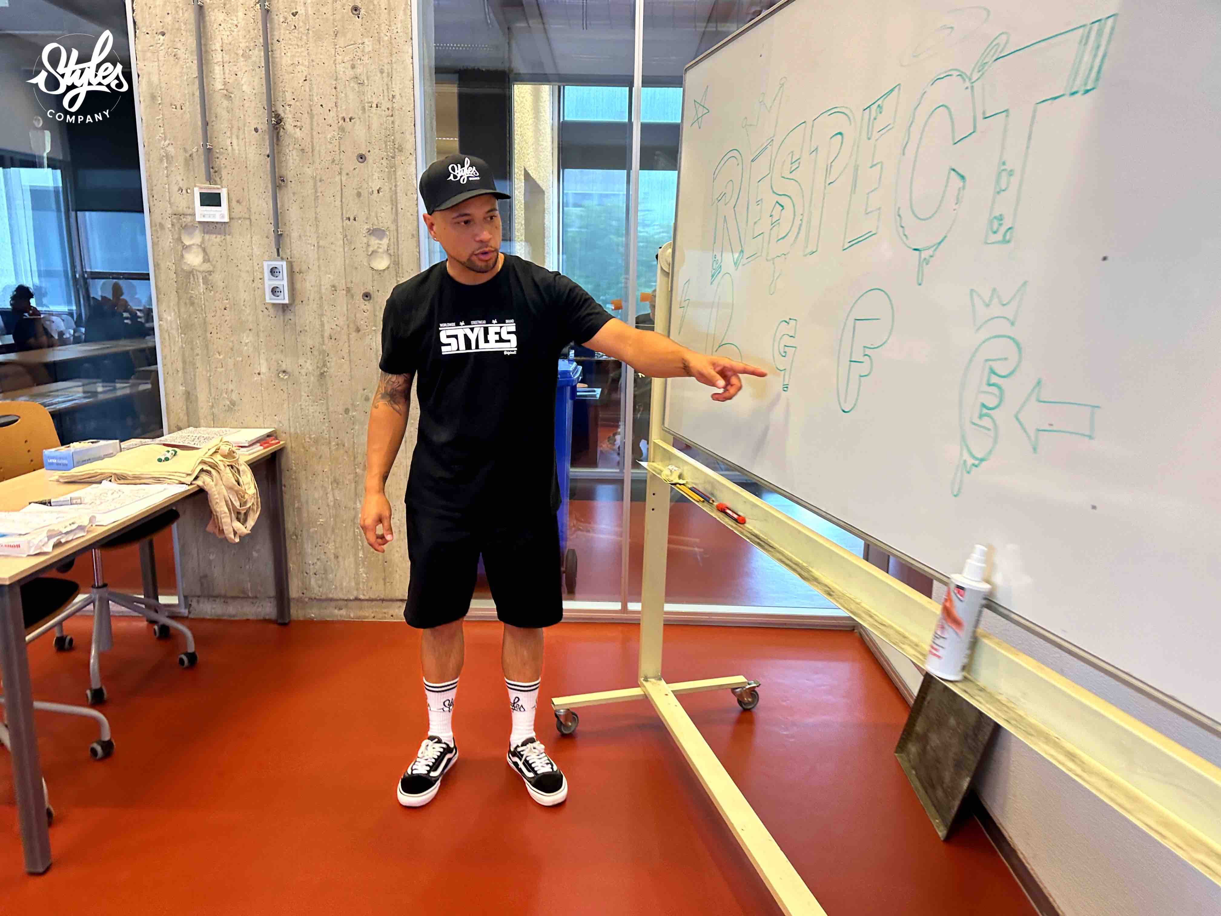Styles Company docent geeft uitleg over graffiti letters