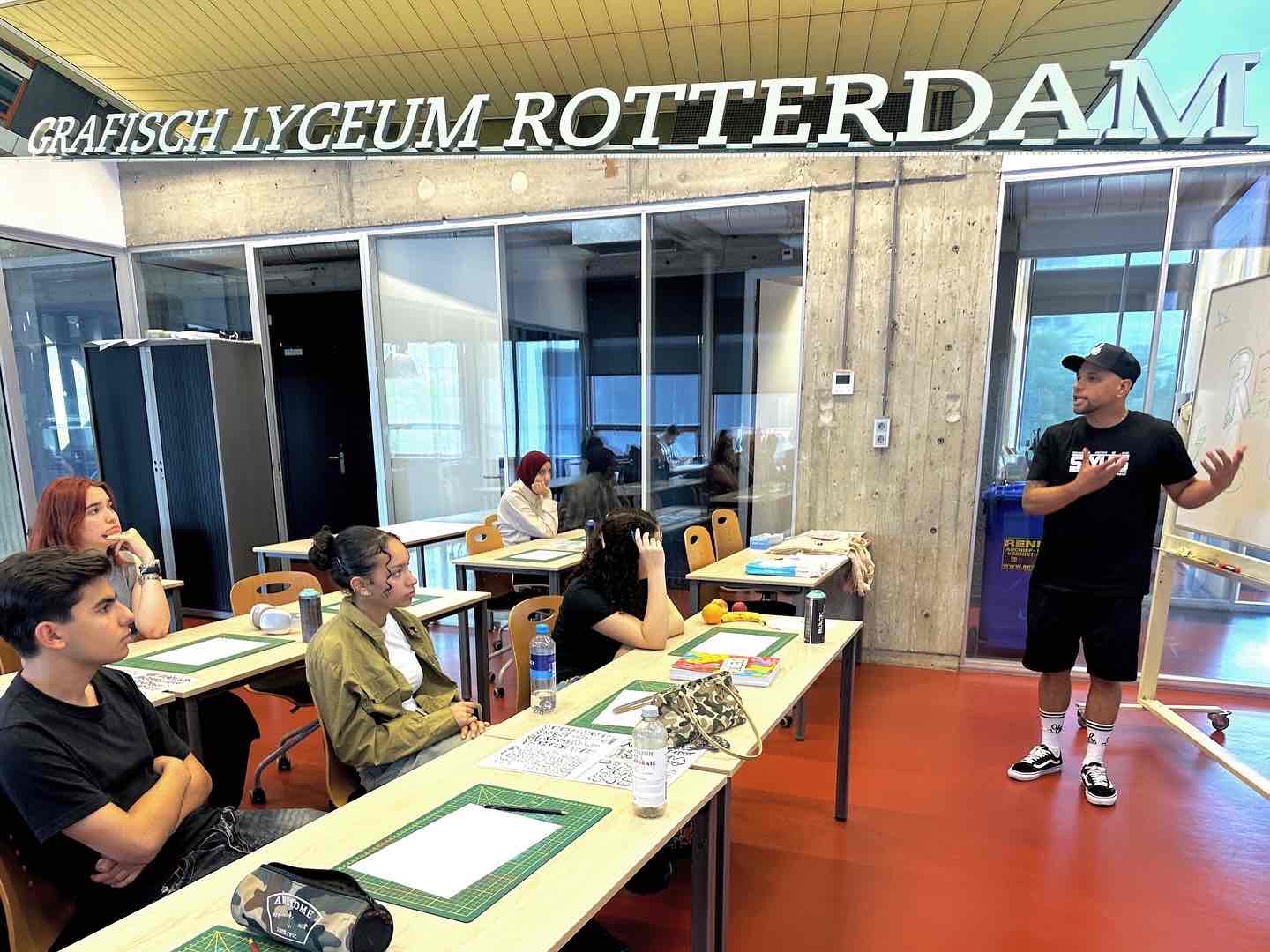 Leerlingen tijdens een graffiti workshop van STYLES Company bij Grafisch Lyceum Rotterdam