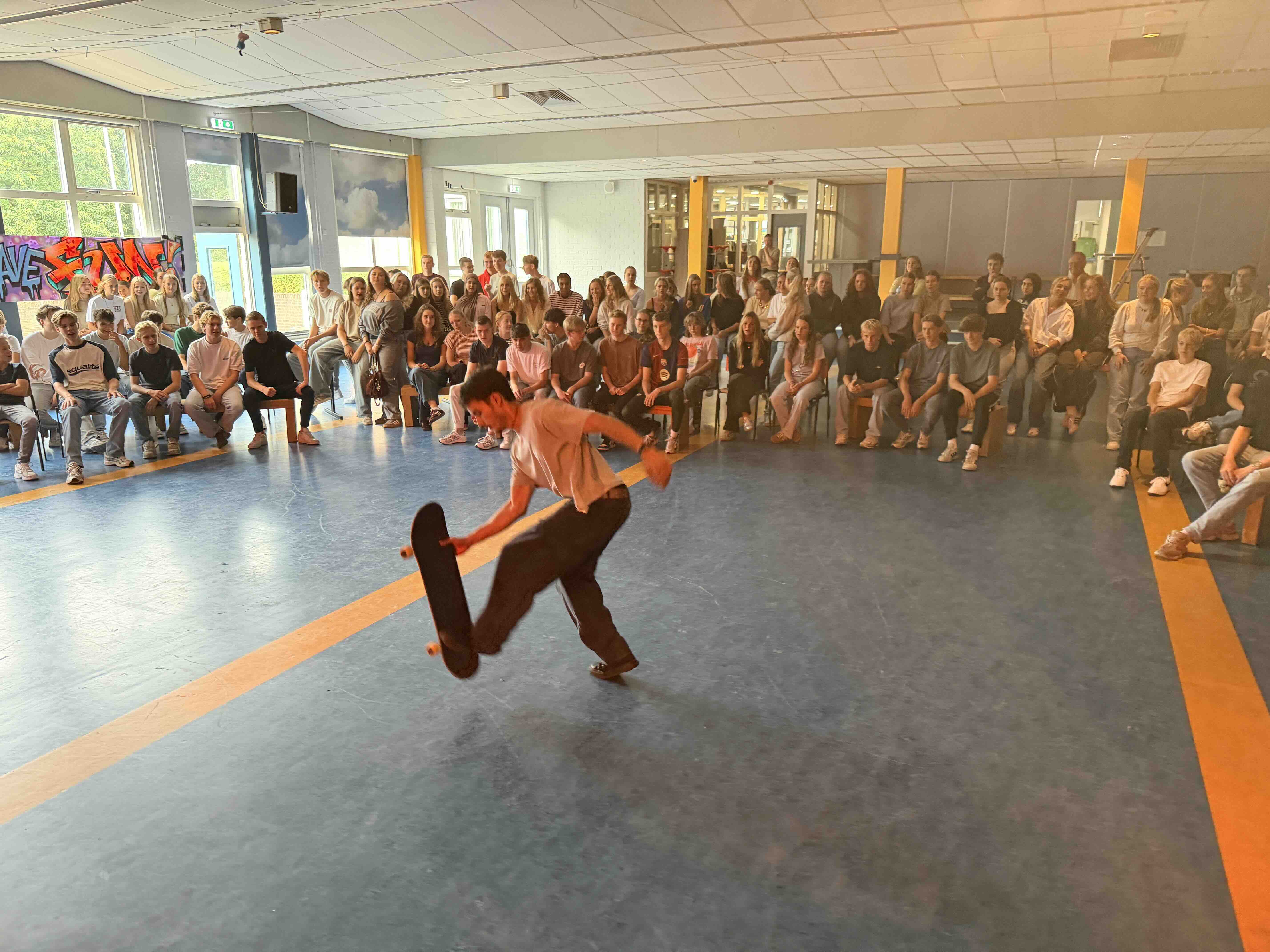 Leerlingen tijdens de opbouw van een skateboard workshop van STYLES Company
