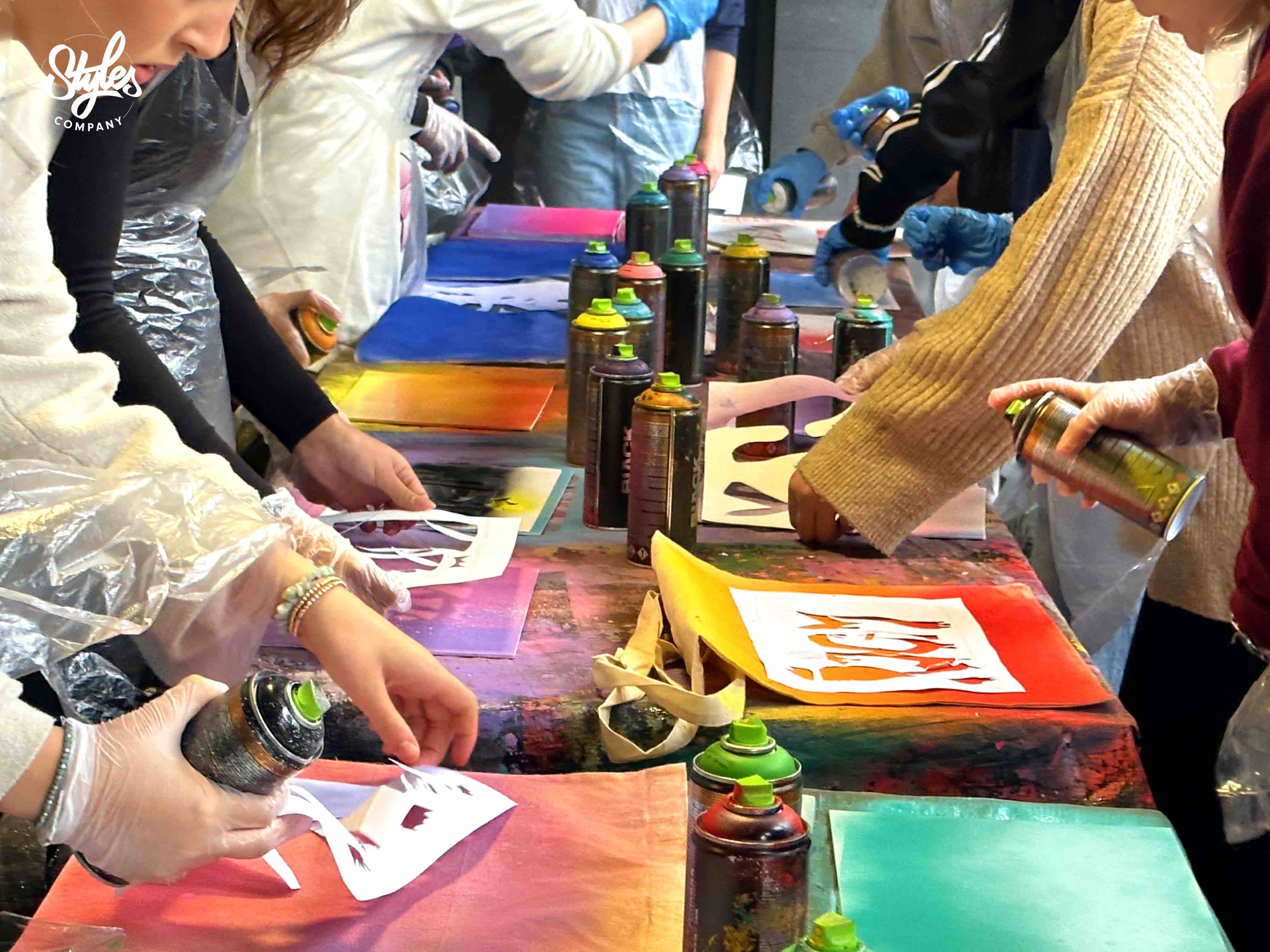 Leerlingen tijdens een Stencil Art workshop van STYLES Company