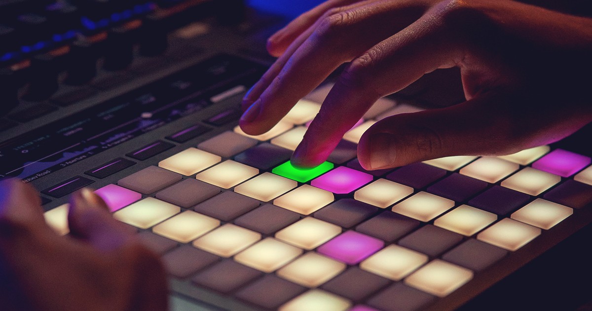 Handen bedienen verlichte pads van een beatmaking-controller