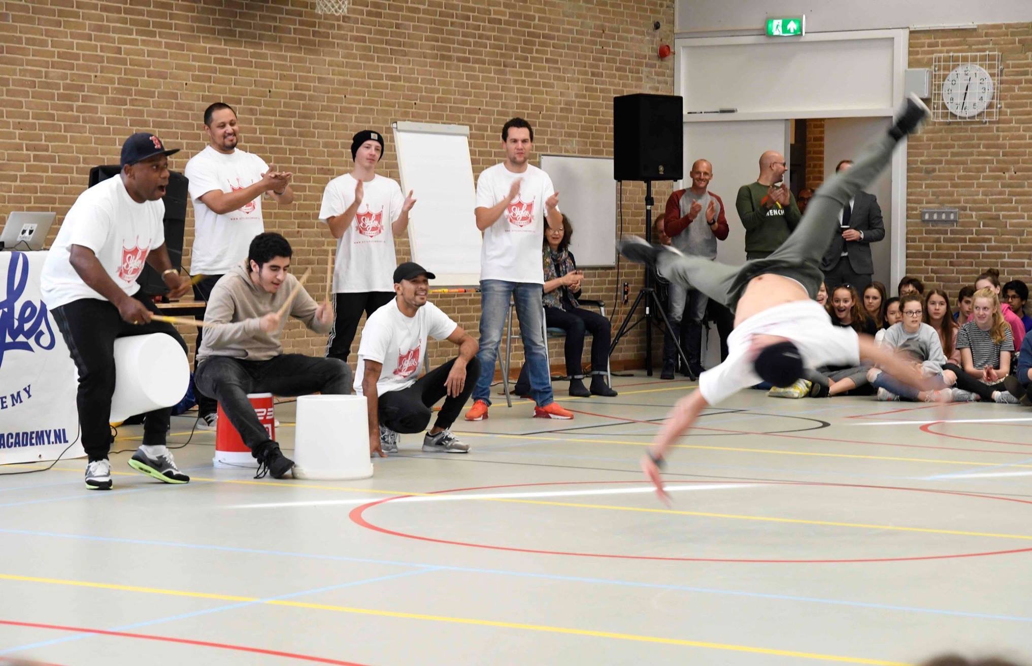 Percussie en breakdance tijdens een Urban Arts workshop op school door STYLES Company